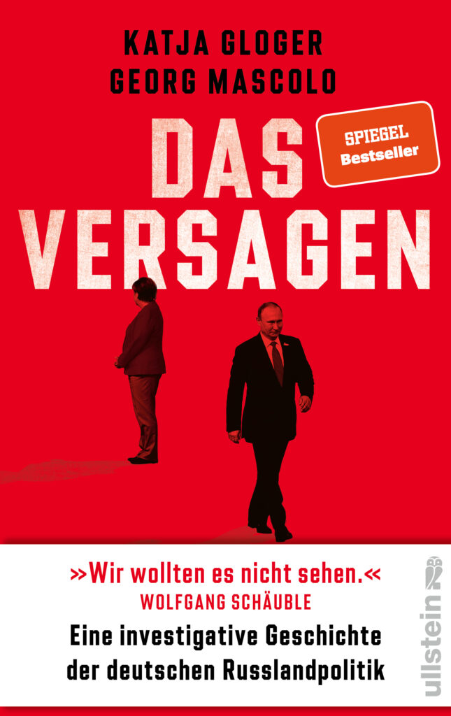 Cover von „Das Versagen“ von Katja Gloger und Georg Mascolo: Das Cover zeigt zwei stilisierte Figuren in Anzügen vor einem roten Hintergrund, der eine ernste Stimmung vermittelt.